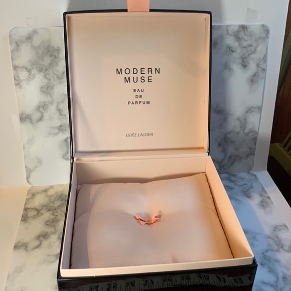 Estée Lauder Black Patent Jewelry Box with Satin Pillow & Modern Muse - Picture 2 of 15